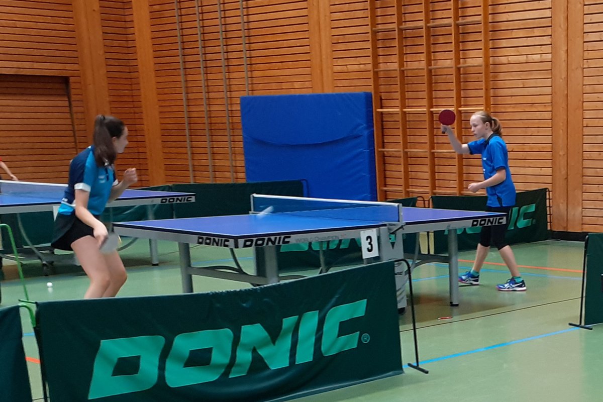 Anna Bornitz (rechts an der Platte)